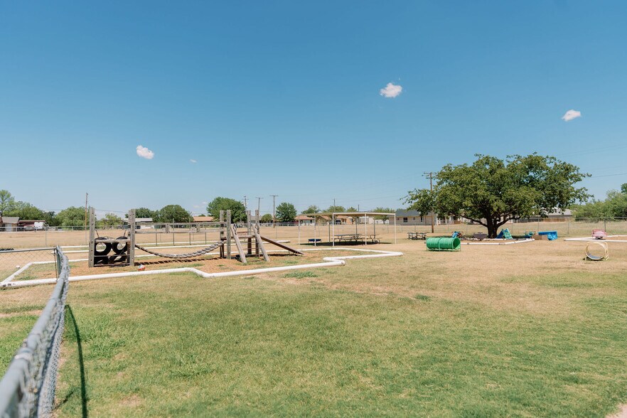 More Photos Of 1522 Weeks St, Wichita Falls Office For Sale