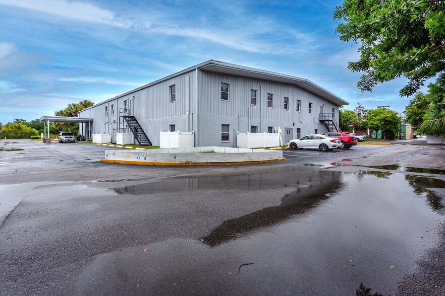 More Photos Of 11633 137th St N, Largo Showroom For Sale