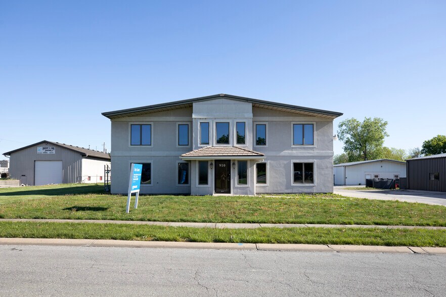 Primary Photo Of 910 SE 7th Ter, Lee's Summit Office For Lease