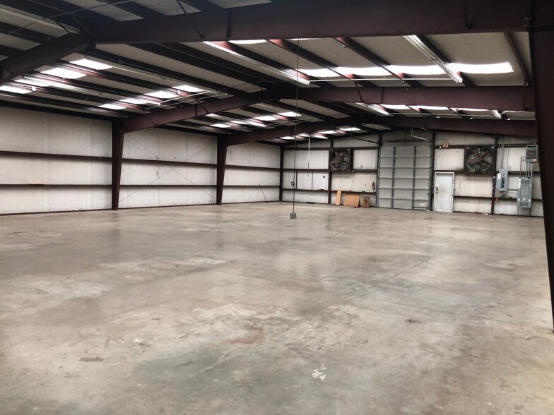 More Photos Of 106 NW 17th St, Grand Prairie Warehouse For Lease