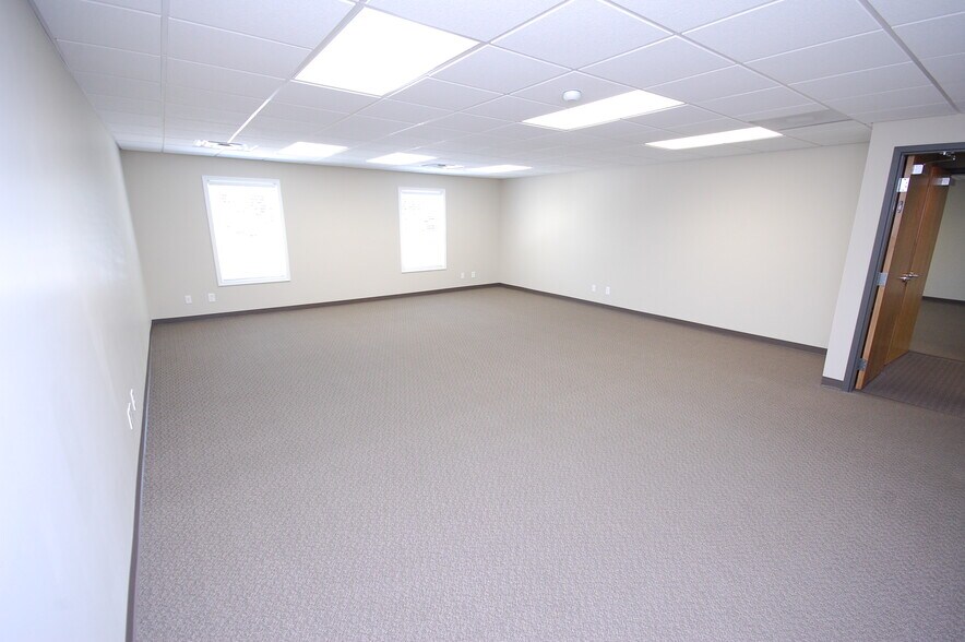 More Photos Of 5251 S East St, Indianapolis Office For Lease