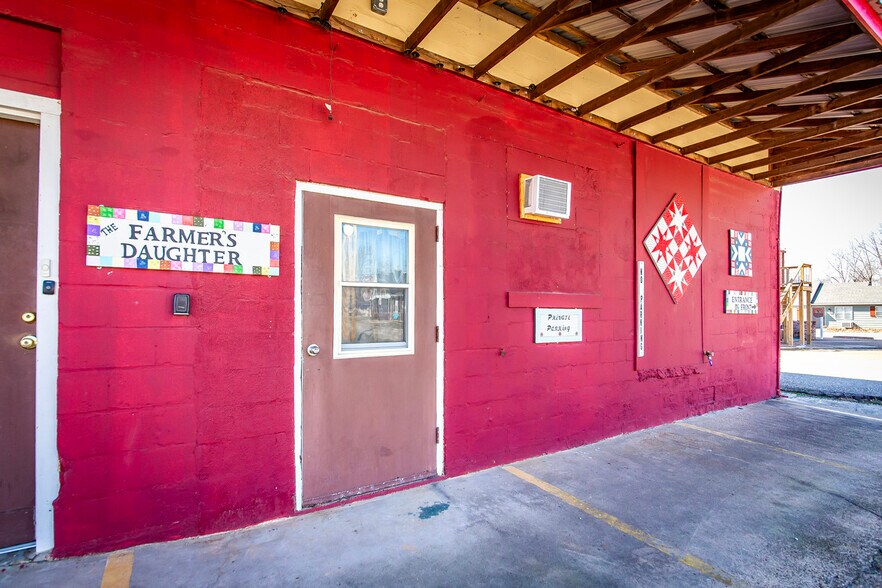 More Photos Of 223 W Main St, Mountain View Storefront For Sale