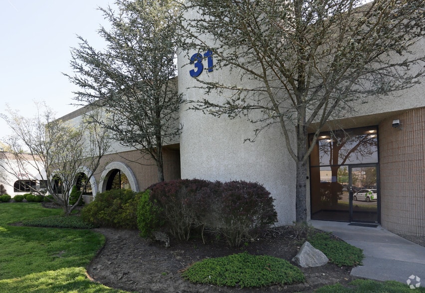 More Photos Of 31 Crossways E, Bohemia Warehouse For Lease