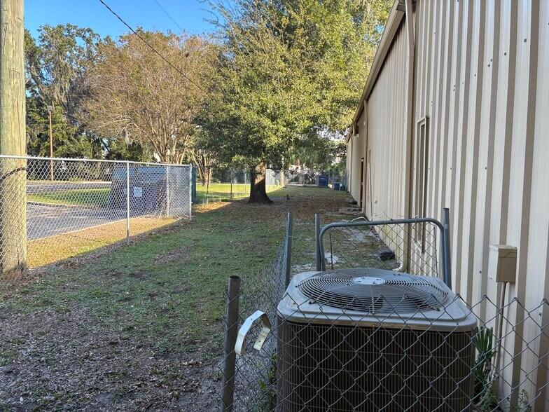 More Photos Of 5745 Pershing Ave, Orlando Veterinarian Kennel For Sale