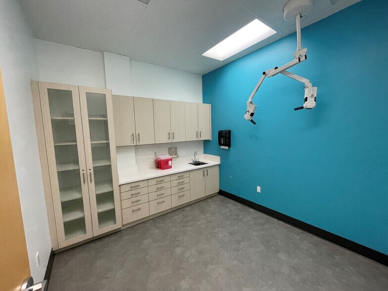 More Photos Of 1421 Macarthur Blvd, Santa Ana Unknown For Lease