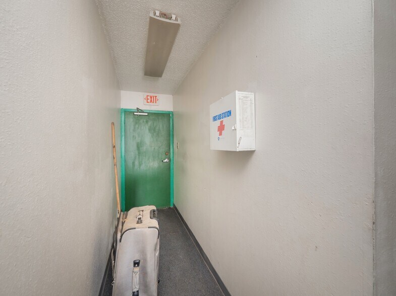 More Photos Of 8212 Georgian Dr, Austin Office For Sale