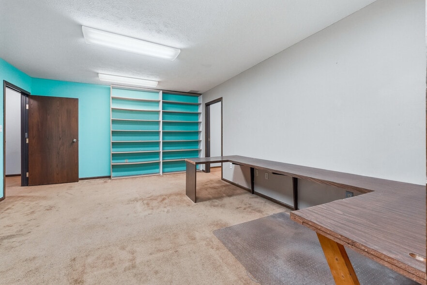 More Photos Of 3201 E Center St, Warsaw Office For Sale