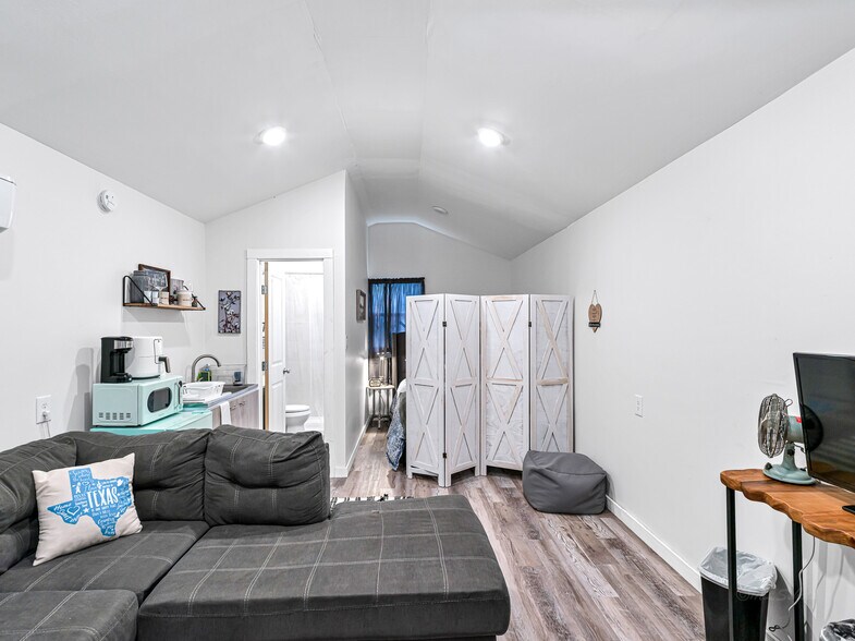 More Photos Of 11201 County Road 203, Plantersville Specialty For Sale