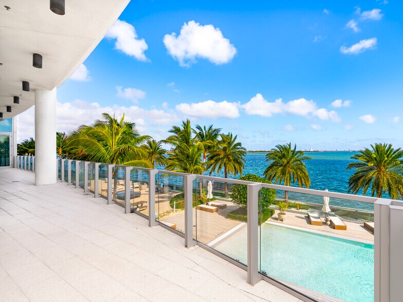 More Photos Of 2955 NE 7th Ave, Miami Storefront Retail Office For Sale