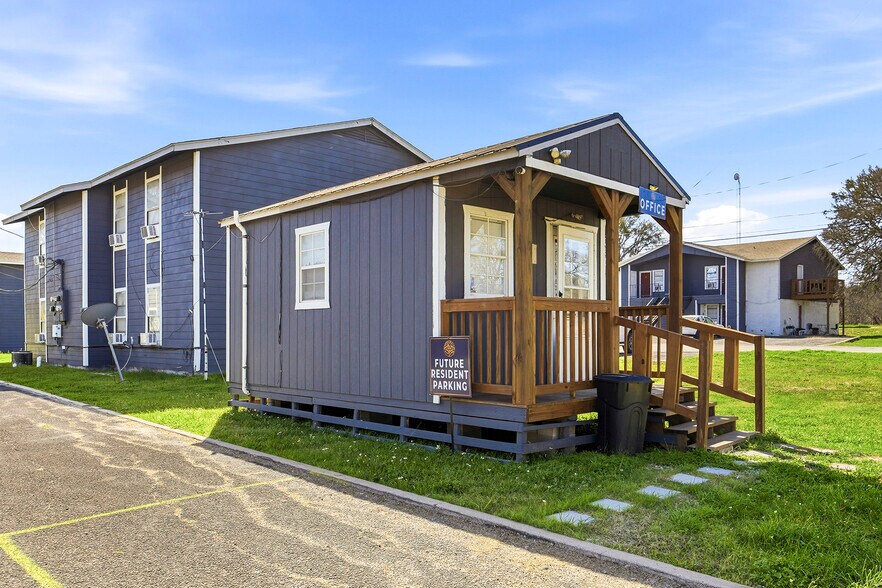 More Photos Of 1105 Westwood Ln, Giddings Apartments For Sale