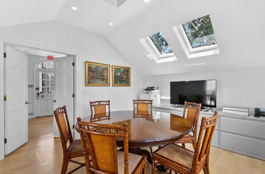 More Photos Of 656 Harbor Rd, Southport Office For Lease