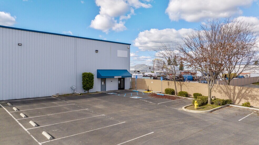More Photos Of 7345 W Goshen Ave, Visalia Warehouse For Lease