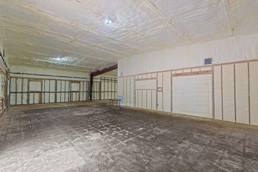 More Photos Of 2524 US Highway 96 N, Center Warehouse For Sale