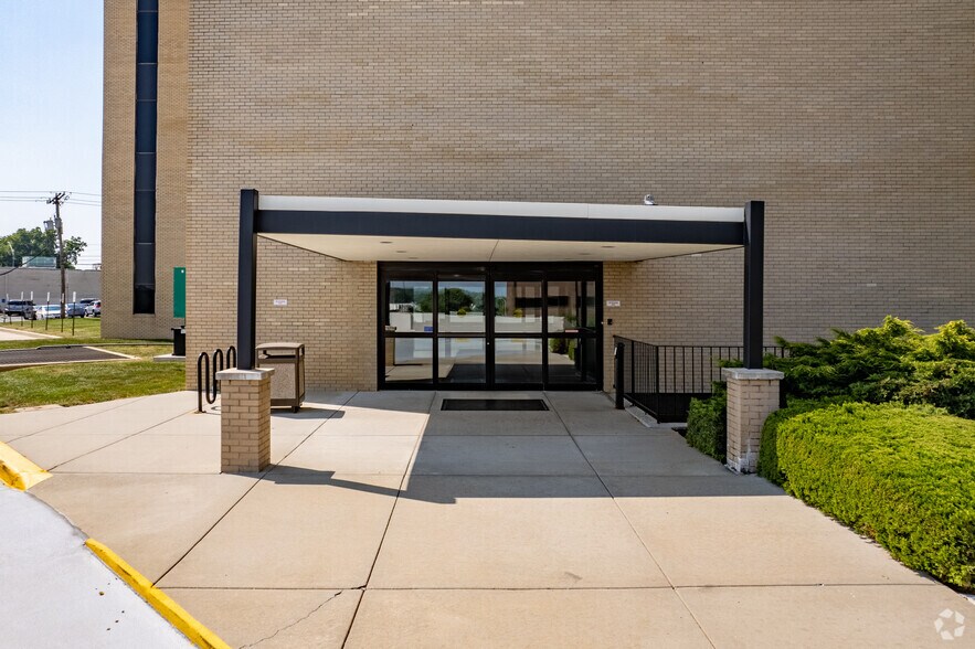 More Photos Of 5700 Broadmoor St, Mission Office For Lease