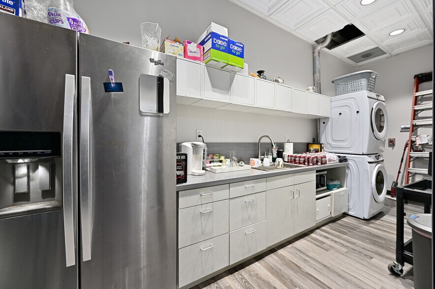 More Photos Of 901 N Vista Ridge Blvd, Cedar Park General Retail For Sale