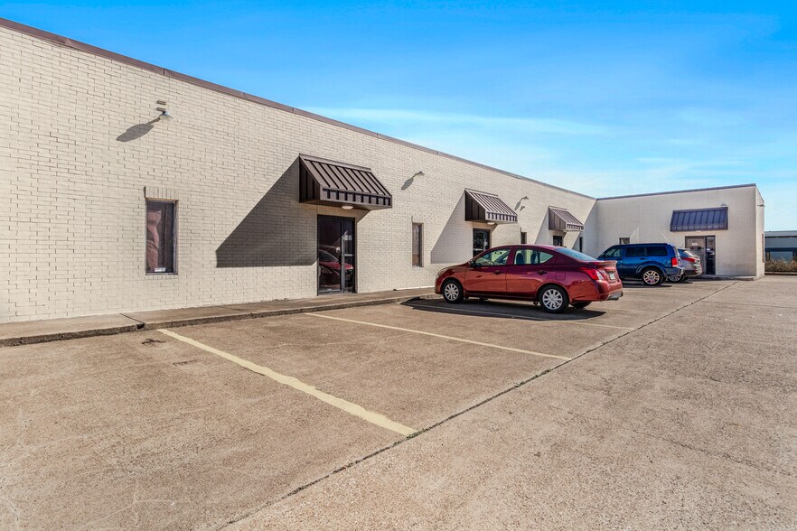 More Photos Of 8358 Moberly Ln, Dallas Light Distribution For Lease