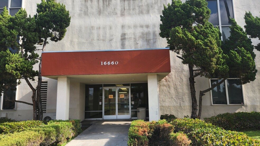 More Photos Of 16660 Paramount Blvd, Paramount Medical For Lease
