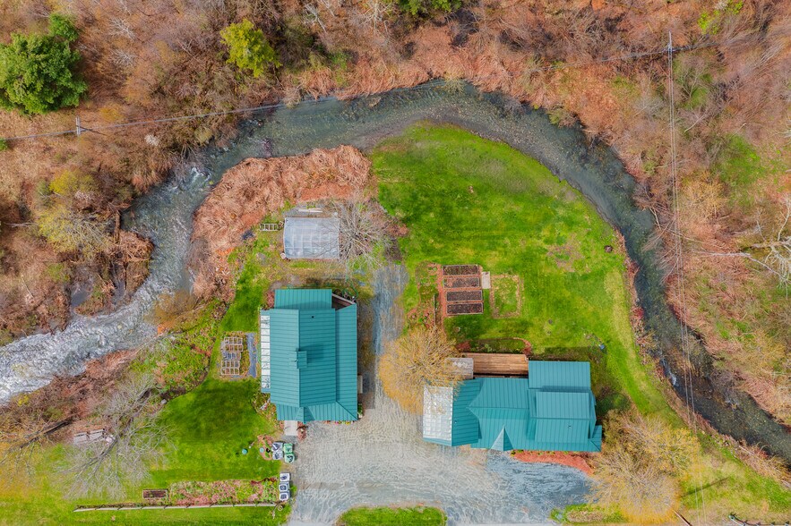 More Photos Of 49 Vermont 12, Pomfret General Retail For Sale