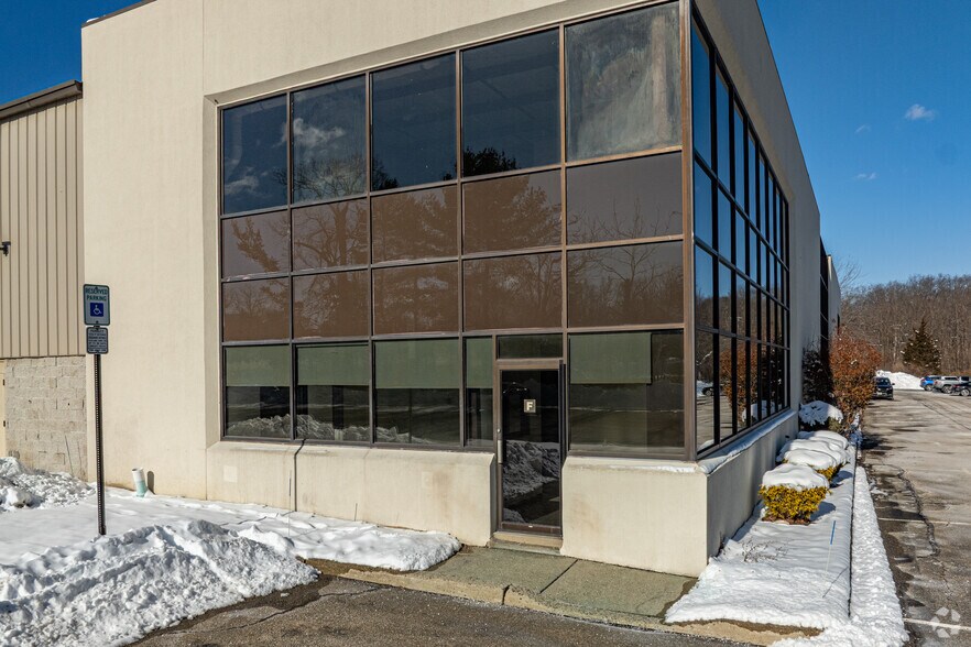 More Photos Of 101 Bilby Rd, Hackettstown Showroom For Lease