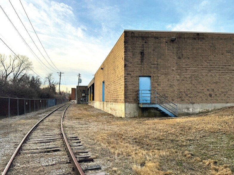 More Photos Of 2646 Metro Blvd, Maryland Heights Distribution For Lease