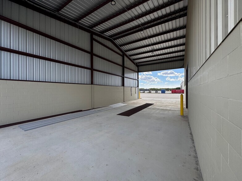 More Photos Of 772 County Road 429, Pleasanton Distribution For Lease
