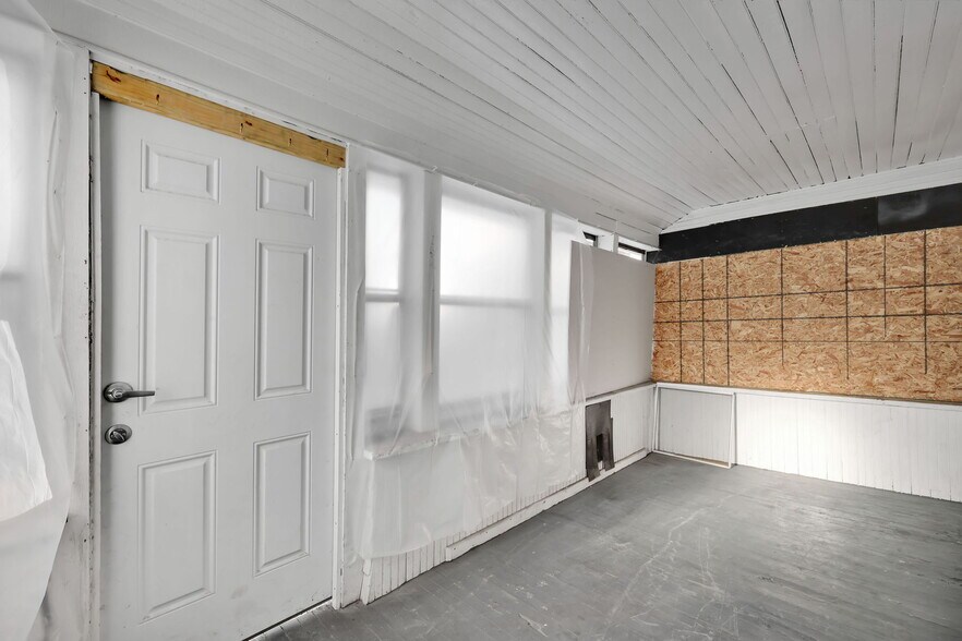 More Photos Of 142 Dickinson St, Springfield Flex For Sale