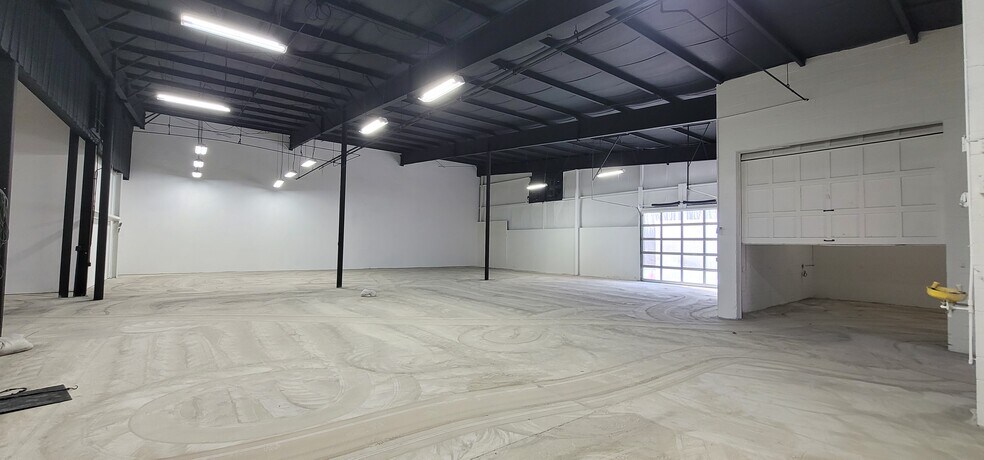 More Photos Of 5 Heritage Park, Clinton Manufacturing For Lease