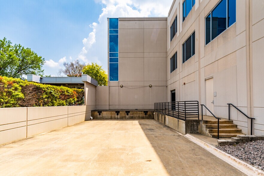 More Photos Of 1707 Market Place Blvd, Irving Office For Sale