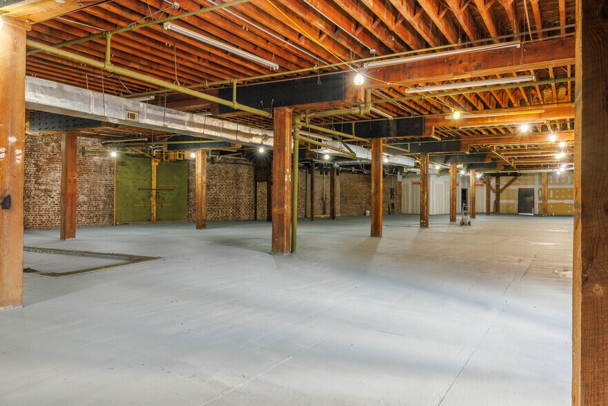 More Photos Of 313 W River St, Savannah Freestanding For Lease