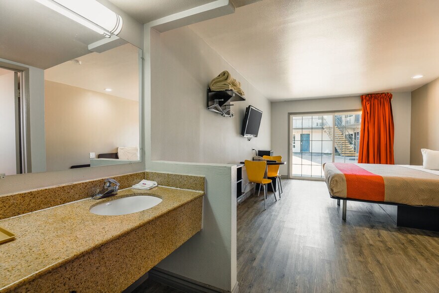 More Photos Of 1350 W Main St, Barstow Hotel For Sale