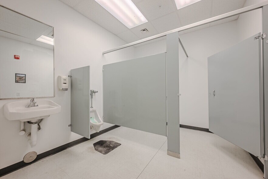 More Photos Of 112 Patriot Dr, Middletown Unknown For Lease