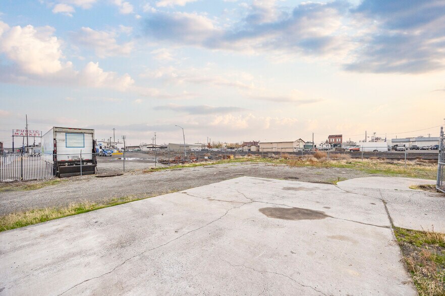 More Photos Of 206 N Benton St, Kennewick Warehouse For Lease