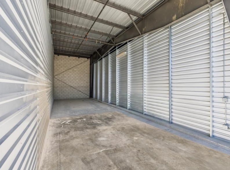 More Photos Of 84350 Cabazon Rd, Indio Self Storage For Lease