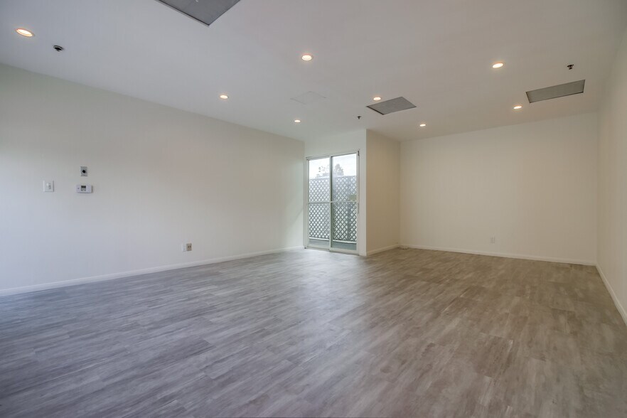 More Photos Of 11712 Moorpark St, Studio City Loft Creative Space For Lease