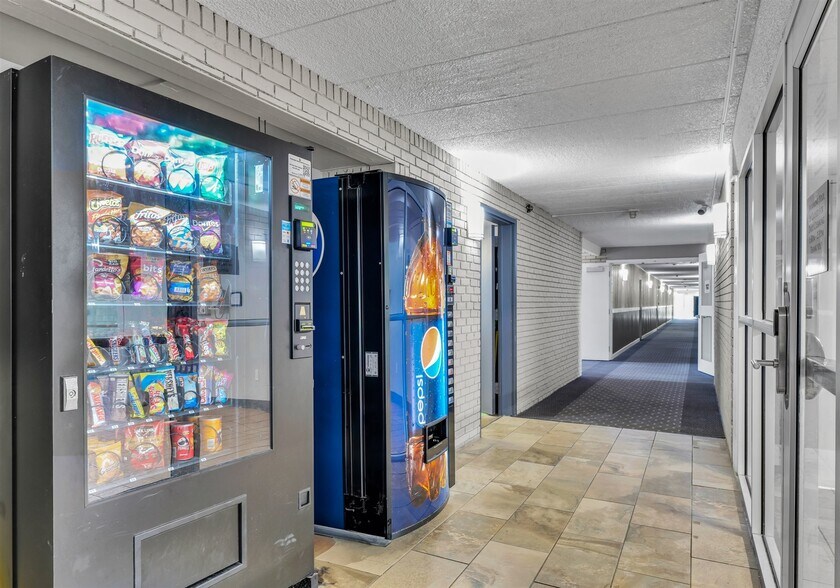 More Photos Of 1907 N Cunningham Ave, Urbana Hotel For Sale