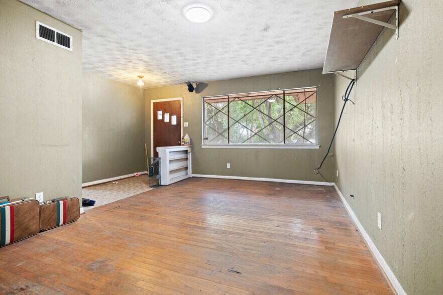 More Photos Of 410 Ellis Ave, Red Oak Land For Lease