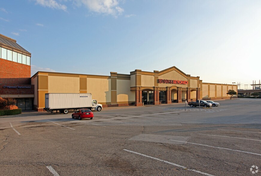 More Photos Of 9100 N Central Expy, Dallas Storefront For Lease