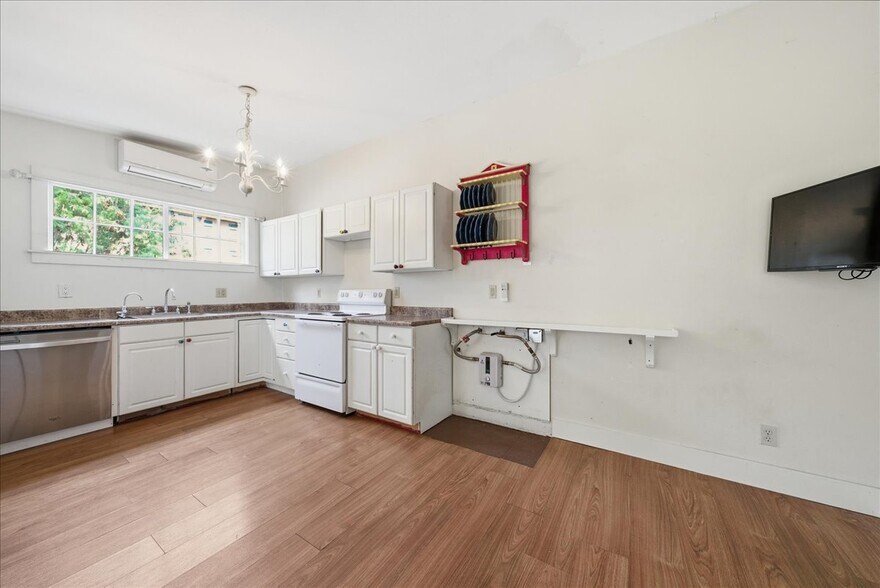 More Photos Of 145 N Market St, Wailuku Storefront Retail Residential For Lease