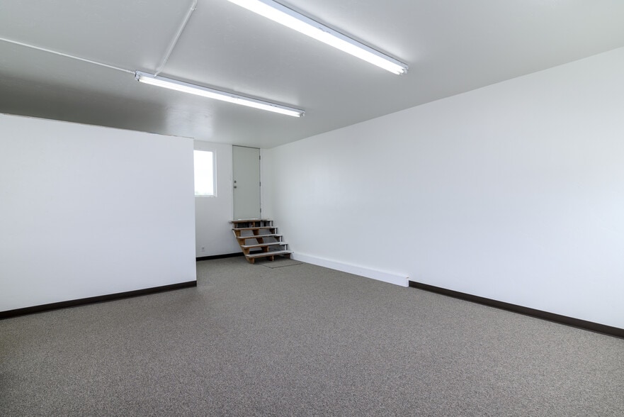 More Photos Of 2037 E Thompson Blvd, Ventura Storefront Retail Office For Lease