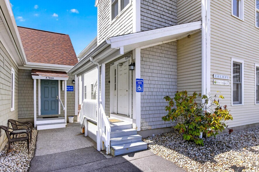 More Photos Of 25 Country Club Rd, Gilford Medical For Sale