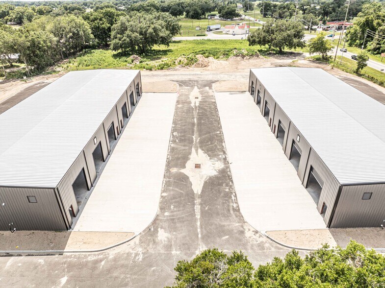 More Photos Of 3023 E C 48, Center Hill Warehouse For Lease