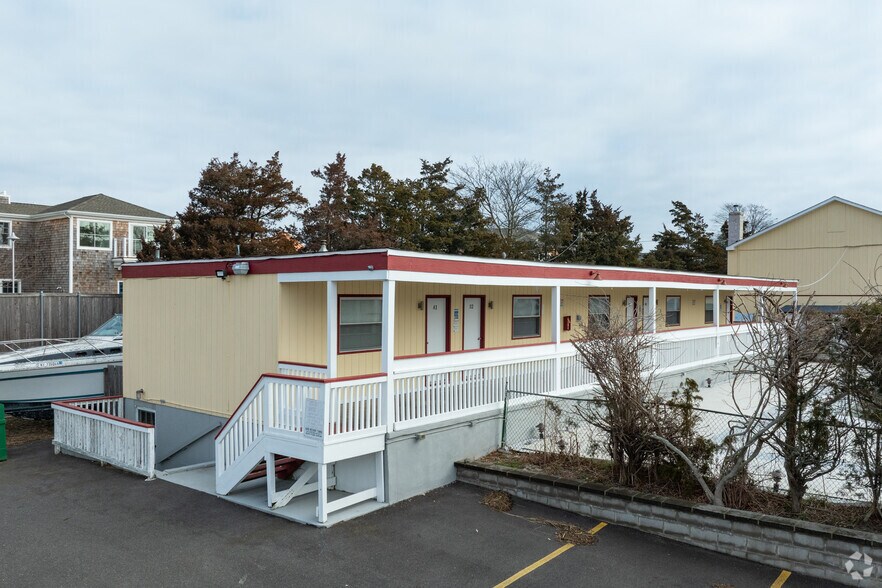 More Photos Of 72 Foster Ave, Hampton Bays Hotel For Sale