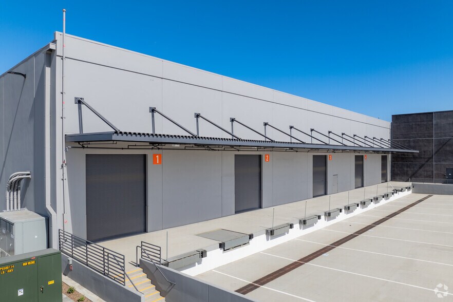 More Photos Of 14527 San Pedro St, Gardena Warehouse For Lease