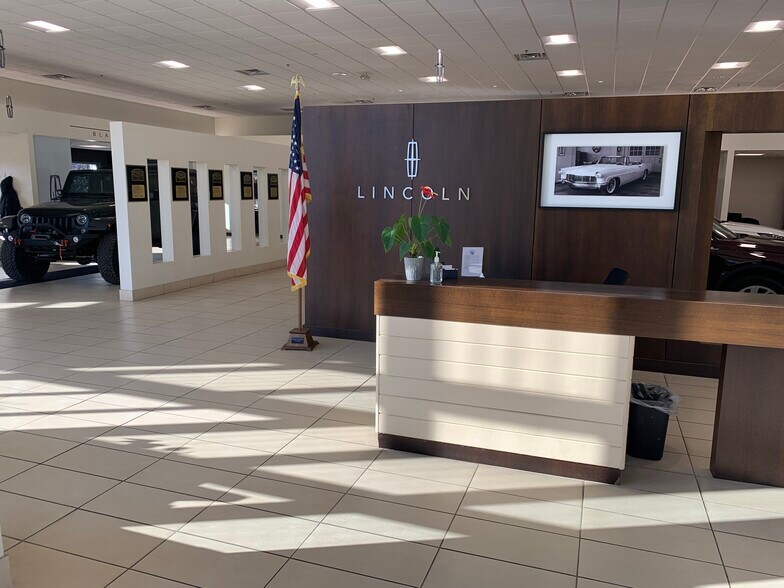 More Photos Of 4800 Clairton Blvd, Pittsburgh Auto Dealership For Lease