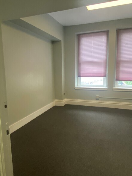More Photos Of 1214-1216 11th Ave, Altoona Office Residential For Lease