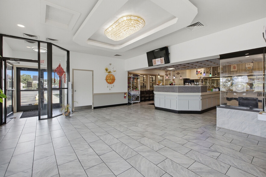 More Photos Of 8870 Kingsridge Dr, Dayton Restaurant For Sale
