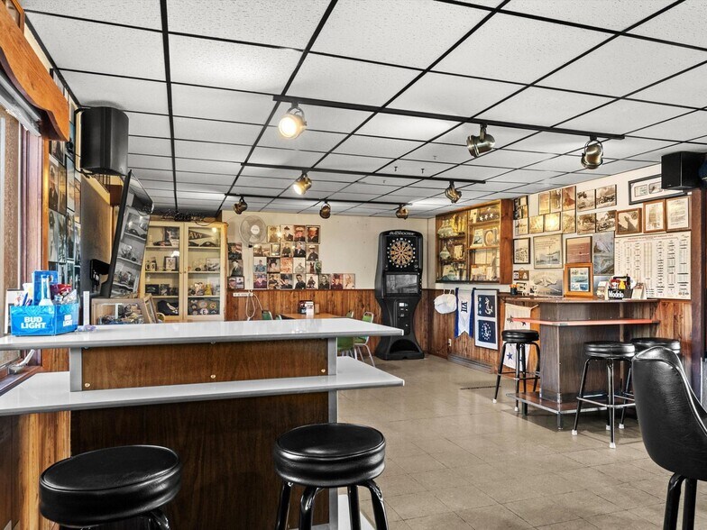 More Photos Of 4220 Memorial Dr, Two Rivers Bar For Sale