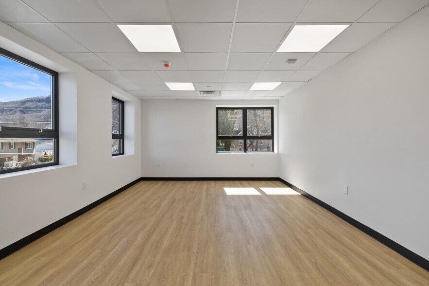 More Photos Of 6-12 Hoover Ave, Haverstraw Warehouse For Lease
