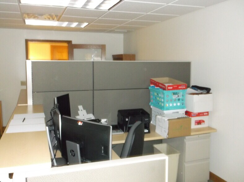 More Photos Of 2905 Universal St, Oshkosh Office For Lease