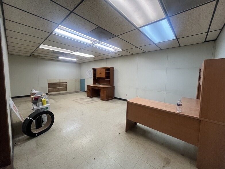 More Photos Of 1012 E Waylon Jennings Blvd, Littlefield Industrial For Sale